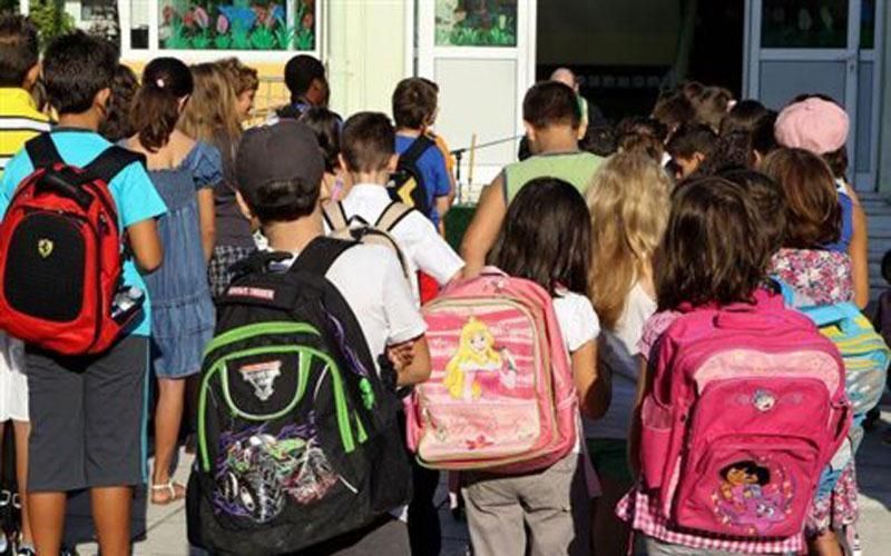 Παιδεία: Οι γονείς αναπληρώνουν αιματηρά την δήθεν δωρεάν κρατική υποχρηματοδότηση