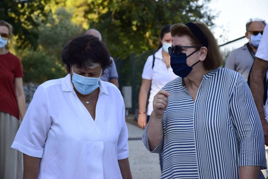 Μετά τους «ατυχείς» χειρισμούς, ένα ατύχημα θέτει εκτός Υπ. Πολιτισμού τη σύμβουλο της Μενδώνη