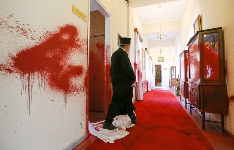 Θεσσαλονίκη: Εισβολή αντιεξουσιαστών στη Μητρόπολη