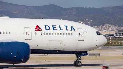 Delta Air Lines:Οι ανεμβολίαστοι εργαζόμενοι θα πληρώνουν $200/μήνα έξτρα