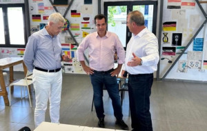 Πλεύρης σε δομές φιλοξενίας: Επιστροφή ή φυλακή για τους παράνομους μετανάστες