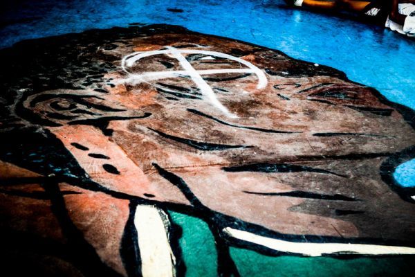 Χρυσαυγίτες βανδάλισαν το γκράφιτι του Γιάννη Αντετοκούνμπο στα Σεπόλια