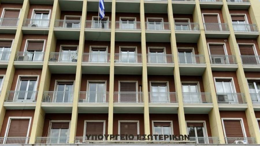 Συμβασιούχος απειλεί να πέσει από την ταράτσα του υπουργείου Εσωτερικών