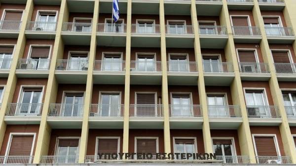 Συμβασιούχος απειλεί να πέσει από την ταράτσα του υπουργείου Εσωτερικών