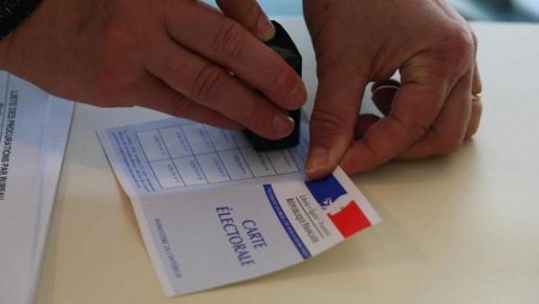 Στις κάλπες οι Γάλλοι για το β’γύρο των δημοτικών εκλογών