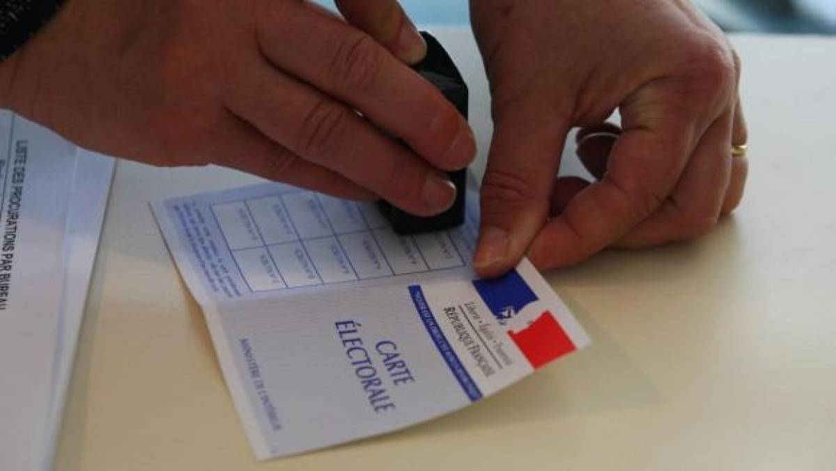 Στις κάλπες οι Γάλλοι για το β’γύρο των δημοτικών εκλογών