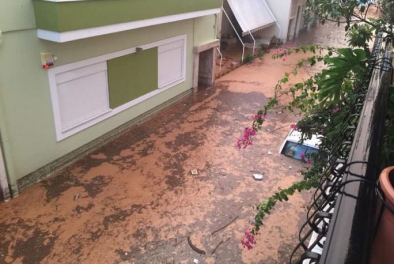 Πέντε νεκροί από τη σφοδρή κακοκαιρία στη Μάνδρα Αττικής (upd)