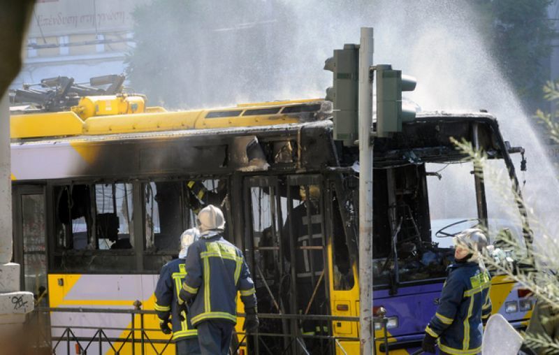 Αντιεξουσιαστές έβαλαν φωτιά σε τρόλεϊ στην Πατησίων!