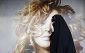 Μέρκελ: Δεν πρέπει να απαγορευθεί η μπούρκα