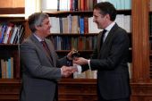 Το... καμπανάκι του Eurogroup παρέδωσε ο Ντάισελμπλουμ στον Σεντένο