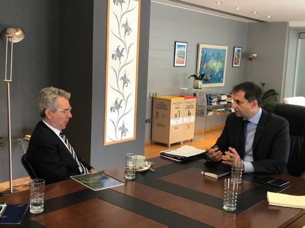 Συνάντηση Θεοχάρη-Πάιατ: Αμερικανοί ενδιαφέρονται να επενδύσουν στον ελληνικό τουρισμό