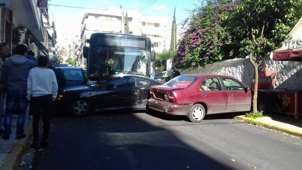 Ξέφρενη πορεία λεωφορείου στον Πειραιά-Ένας τραυματίας