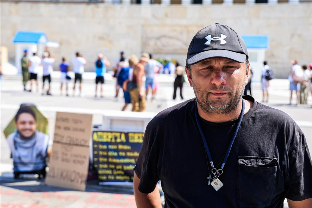 Τέμπη: Πατέρας θύματος κάνει απεργία πείνας και δίψας μπροστά στη Βουλή