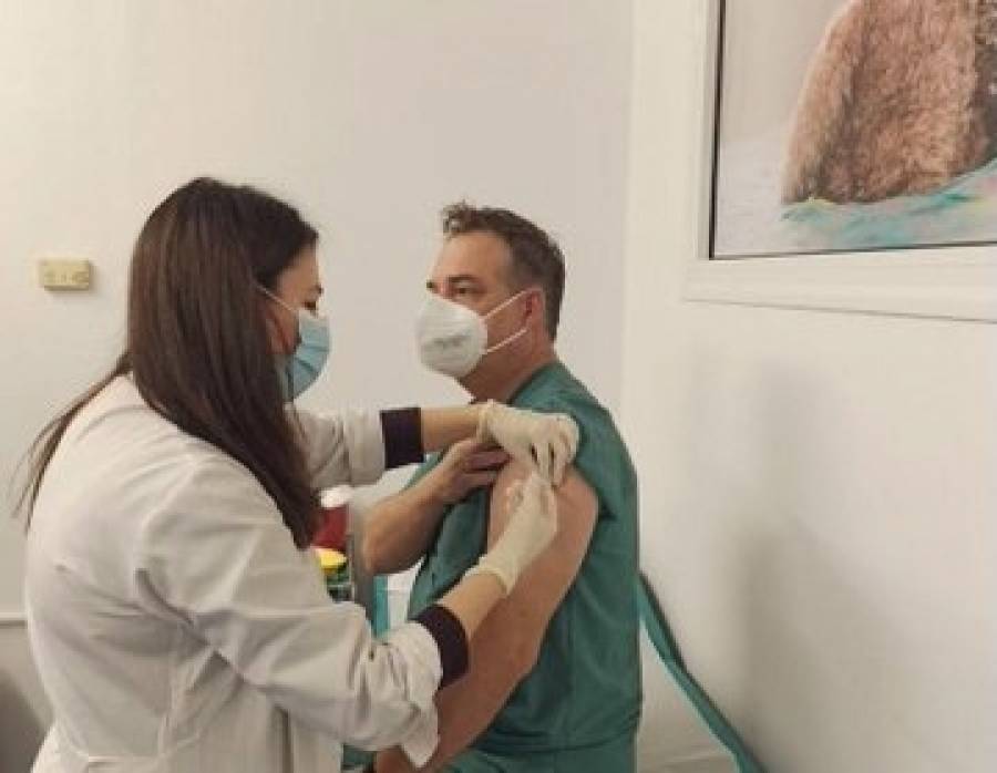 Tweet Φον Ντερ Λάιεν: Οι εμβολιασμοί έφτασαν στα ελληνικά νησιά