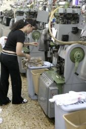 Ιστορική βουτιά σε μεταποίηση και παραγωγή