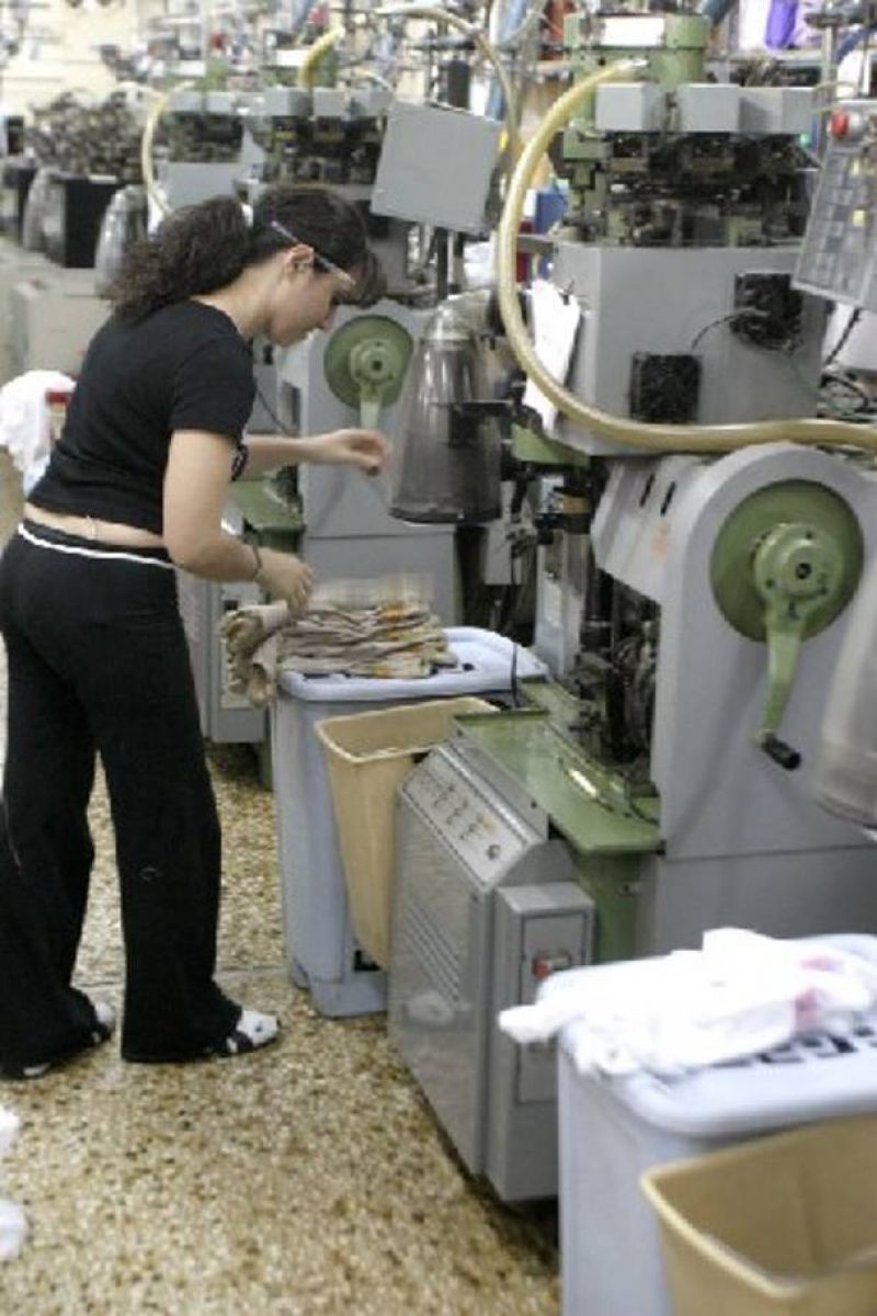 Ιστορική βουτιά σε μεταποίηση και παραγωγή