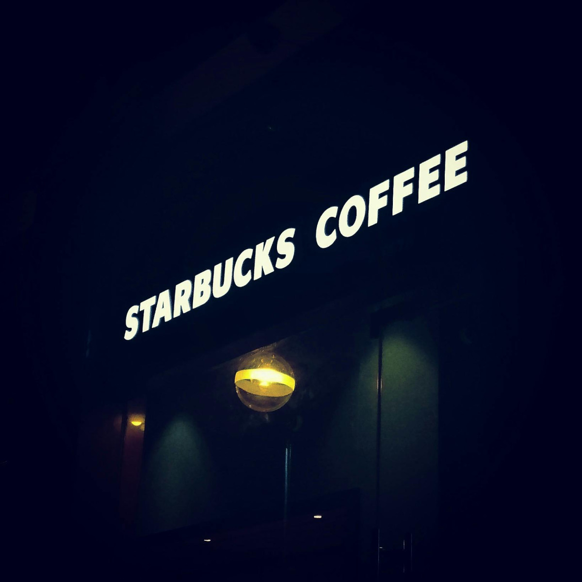 Starbucks: Κλείσιμο καταστημάτων, περικοπές 900 θέσεων και σχέδιο αναδιάρθρωσης $1 δισ.