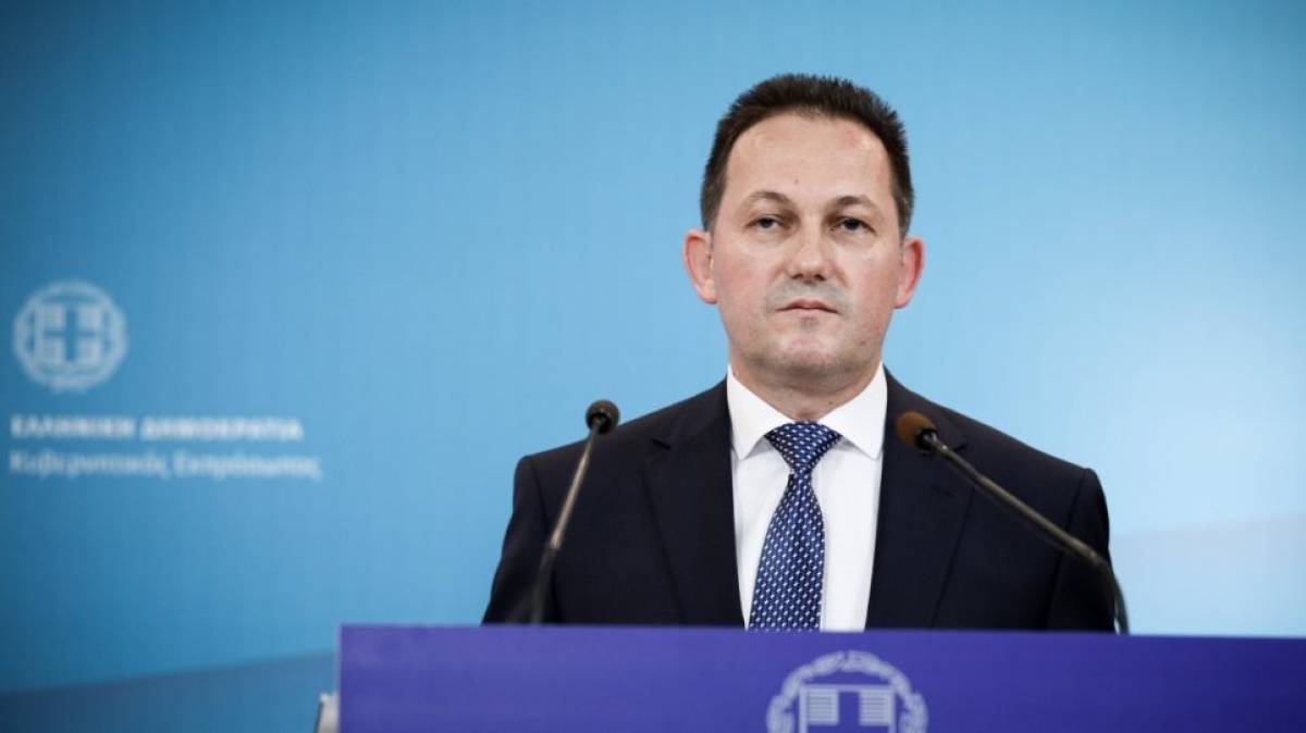 Πέτσας: Άθλια η εικόνα στο λιμάνι του Πειραιά