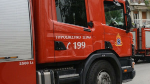 Ένας νεκρός από τη μεγάλη φωτιά στην Κερατέα - Καίγονται σπίτια, εκκενώνεται το γηροκομείο