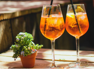 Δροσερές στάσεις για spritz, γεύσεις και καλή παρέα
