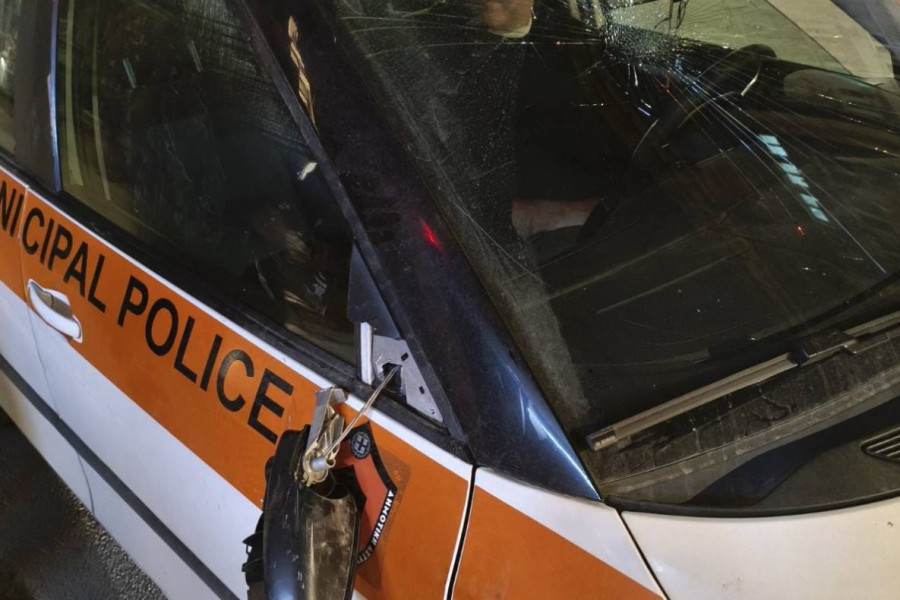 Επίθεση σε υπηρεσιακό όχημα της Δημοτικής Αστυνομίας επί της οδού Σόλωνος κατά τη διενέργεια ελέγχων