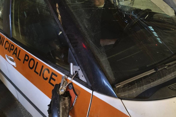 Επίθεση σε υπηρεσιακό όχημα της Δημοτικής Αστυνομίας επί της οδού Σόλωνος κατά τη διενέργεια ελέγχων