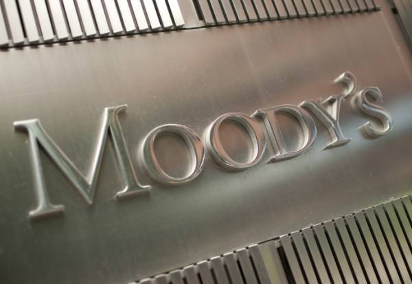 Moody's: Πιστωτικά θετική για τις τράπεζες η μείωση του ELA