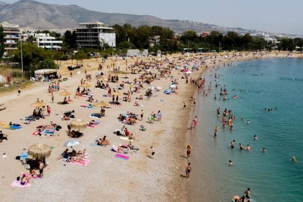 Τραυματισμοί και προσαγωγές μετά από συμπλοκές σε παραλία στη Βάρκιζα