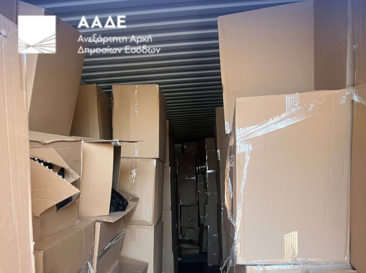 ΑΑΔΕ: Κατάσχεση 17 κοντέινερ με λαθραία ρούχα και παπούτσια αξίας άνω των €1,6 εκατ.