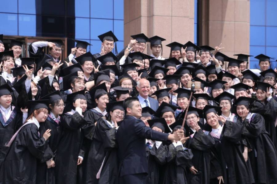 «Συνωστισμός» στην Κίνα για μία selfie με τον Γιώργο!