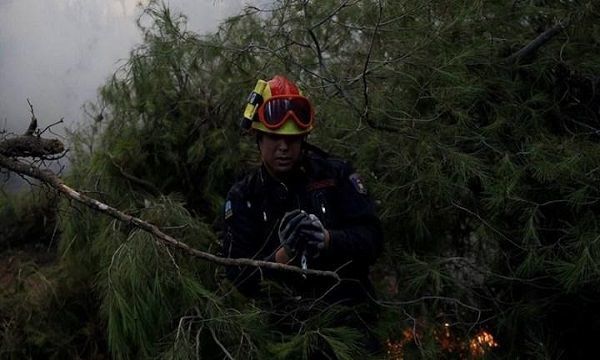 Μια συγκλονιστική φωτογραφία από το μέτωπο της φωτιάς