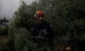 Μια συγκλονιστική φωτογραφία από το μέτωπο της φωτιάς