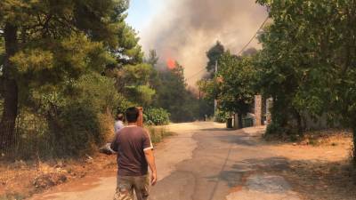 Καίγονται σπίτια σε Σταμάτα και Ροδόπολη-Η φωτιά πάει προς Διόνυσο