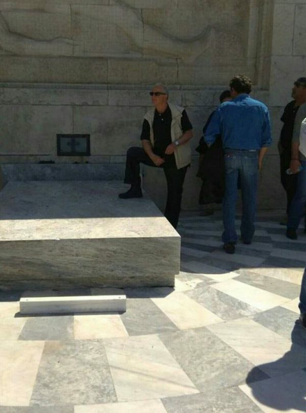 Η απόλυτη εικόνα της παρακμής μας