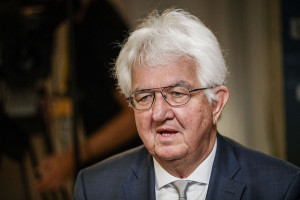 Χόλτσμαν: Η ΕΚΤ πρέπει να δείξει τα «δόντια» της