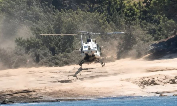 Σπέτσες: Ελικόπτερο προσγειώθηκε δίπλα σε λουόμενους - Συνελήφθη επιβάτης λόγω κατοχής ναρκωτικών
