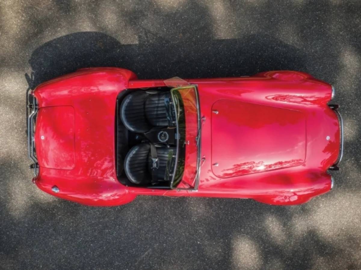 Ένα υπέροχο Shelby 427 Cobra στο δρόμο για το Pebble Beach