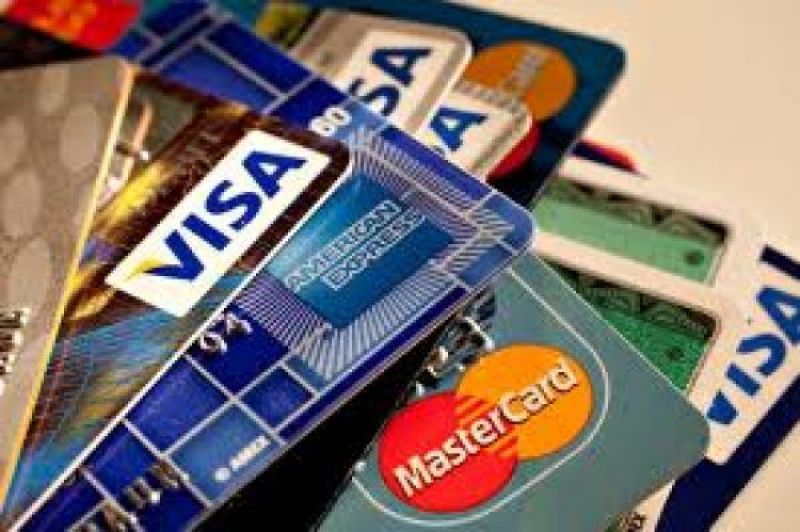 ΙΟΒΕ: Τι άλλαξε στη σχέση των Ελλήνων με τις άλλοτε αγαπημένες τους πιστωτικές κάρτες