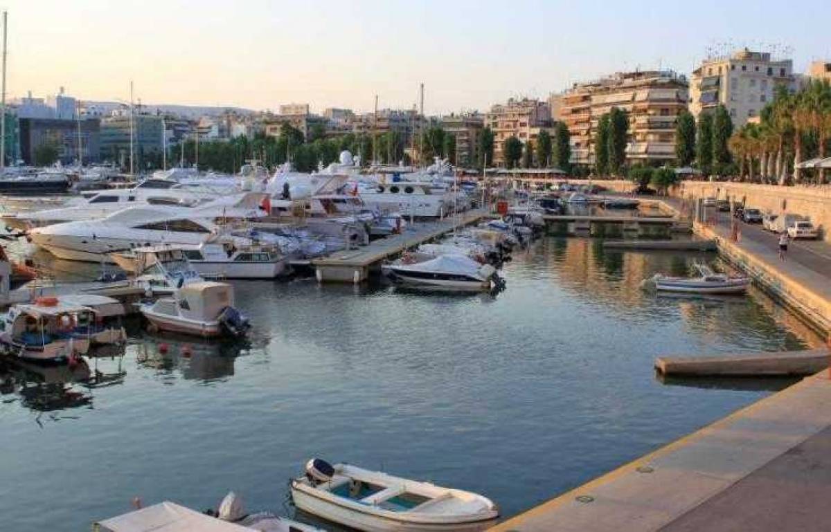 Έκρηξη σε ιδιωτικό σκάφος στο λιμάνι Ζέας- Δύο ελαφρά τραυματίες