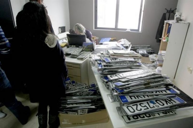 Ολοένα και περισσότεροι ιδιοκτήτες ΙΧ καταθέτουν πινακίδες