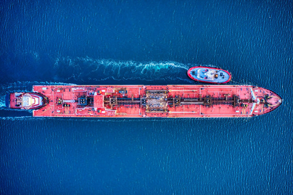 LNG: «Sold out» μέχρι το 2026 τα μακροπρόθεσμα συμβόλαια