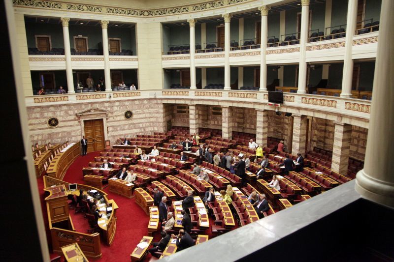 LIVE-Βουλή: Η συζήτηση για τα δάνεια των κομμάτων
