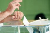 Προβάδισμα 4,9 μονάδων στον ΣΥΡΙΖΑ, δίνει νέα δημοσκόπηση