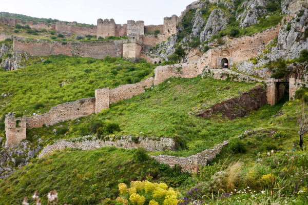 Φωτίζεται και πάλι το Κάστρο Ακροκορίνθου