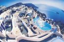 Financial Times: Το «supermodel» των Κυκλάδων είναι η Σαντορίνη