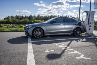 Για 8η συνεχόμενη χρονιά στη χώρα μας η Mercedes-Benz κόβει πρώτη το νήμα στις πωλήσεις επιβατικών της premium κατηγορίας