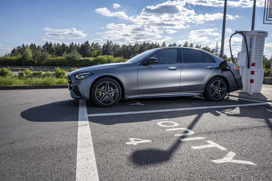 Για 8η συνεχόμενη χρονιά στη χώρα μας η Mercedes-Benz κόβει πρώτη το νήμα στις πωλήσεις επιβατικών της premium κατηγορίας