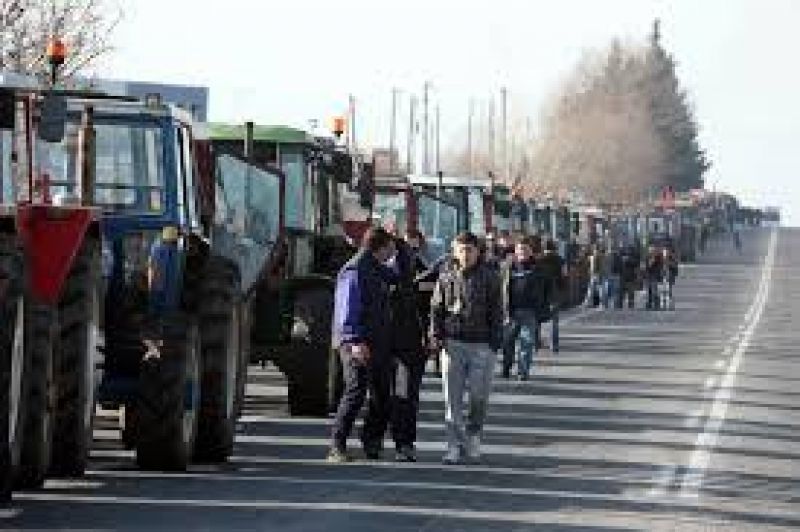 Λάρισα: Αποχωρούν από τα μπλόκα οι αγρότες