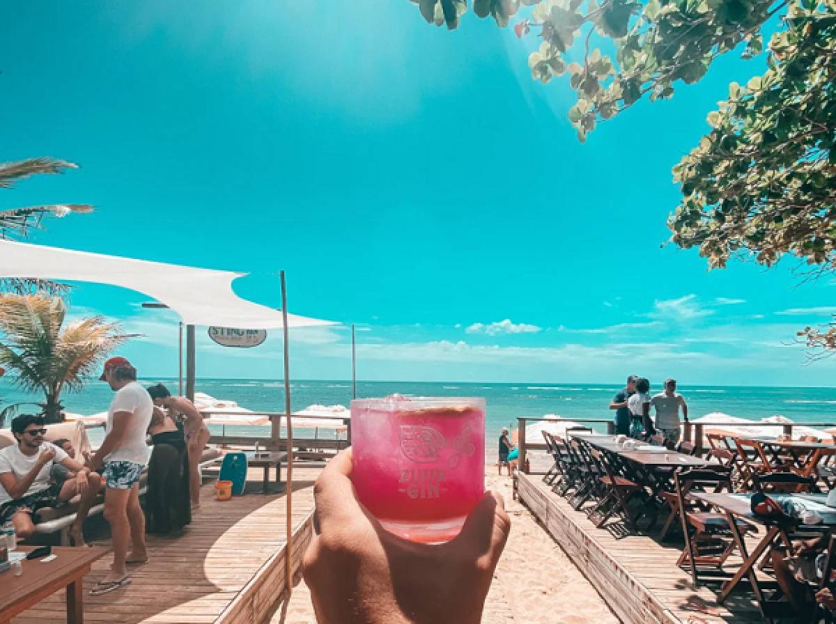Καλοκαίρι στην Αθήνα: 5 αγαπημένα bar για καφέ και ποτό… πάνω στη θάλασσα