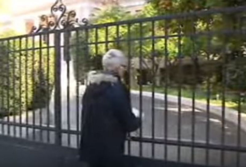 Η στιγμή που η κότα… μπήκε στο Μαξίμου (βίντεο)